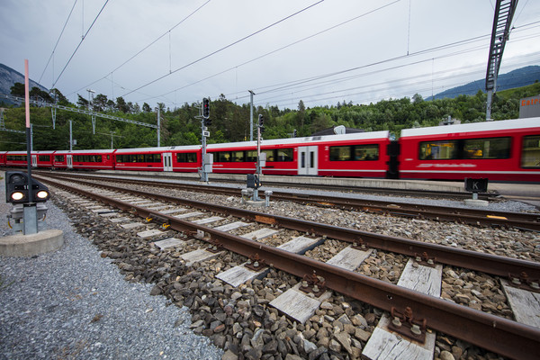 Rhätische Bahn auf der Rheinbrücke bei Reichenau