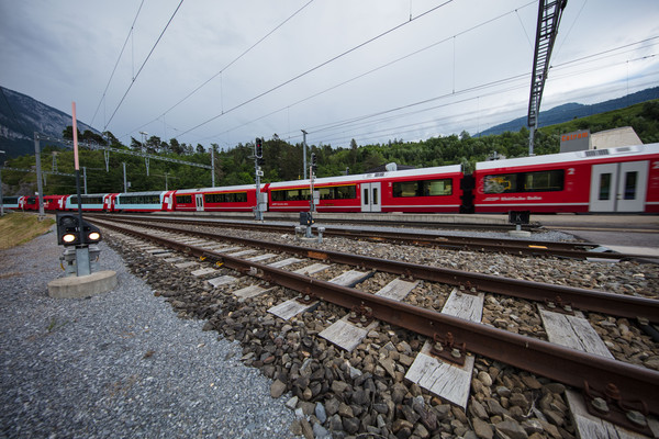 Rhätische Bahn auf der Rheinbrücke bei Reichenau