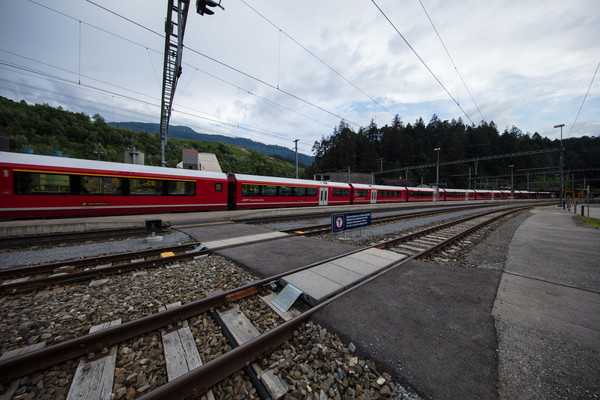 Rhätische Bahn auf der Rheinbrücke bei Reichenau