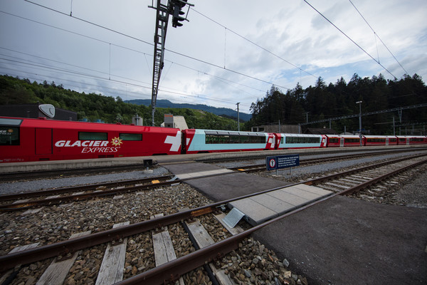 Rhätische Bahn auf der Rheinbrücke bei Reichenau