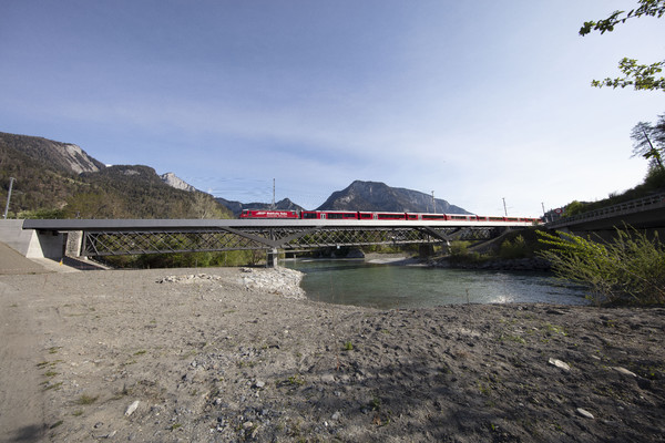 Rhätische Bahn auf der Rheinbrücke bei Reichenau