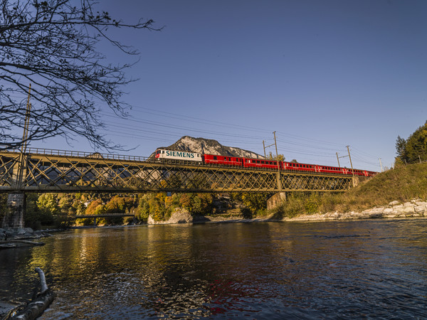 Rhätische Bahn auf der Rheinbrücke bei Reichenau