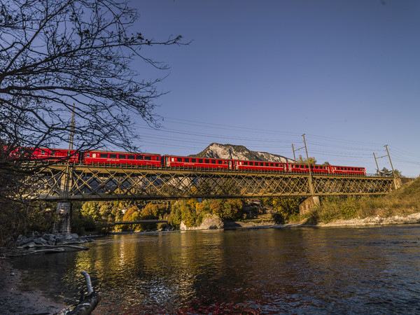 Rhätische Bahn auf der Rheinbrücke bei Reichenau