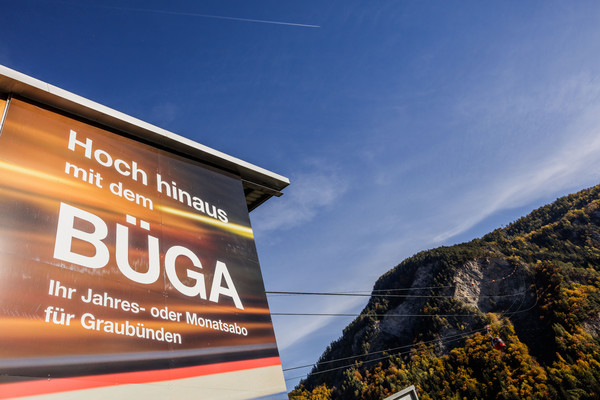 BÜGA-Werbung bei der Talstation der Luftseilbahn Rhäzüns-Feldis LRF in Rhäzüns.