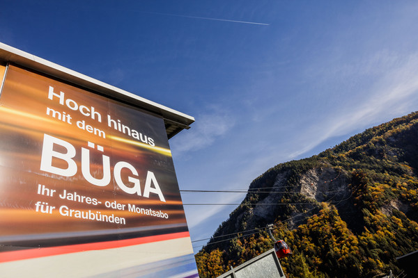 BÜGA-Werbung bei der Talstation der Luftseilbahn Rhäzüns-Feldis LRF in Rhäzüns.