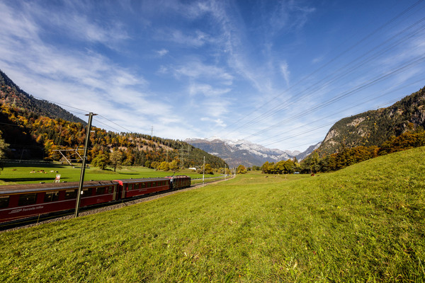 Die Rhätische Bahn bei Rhäzüns, Graubünden.