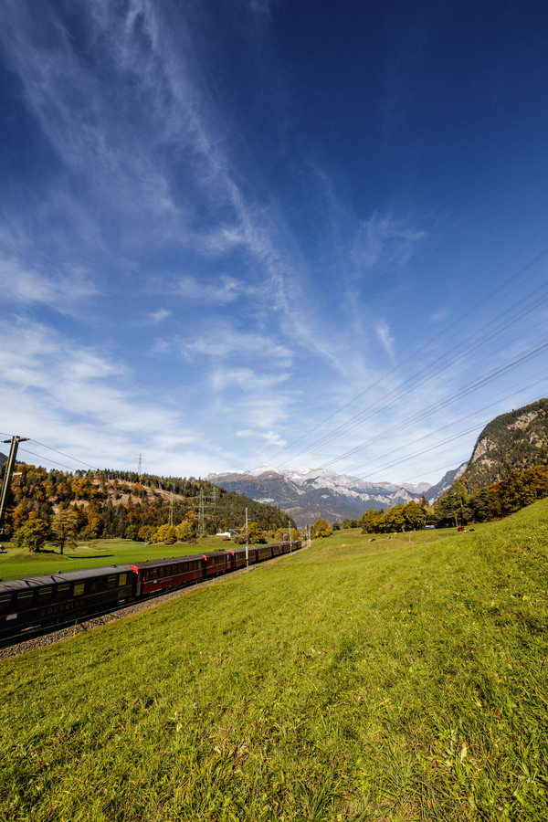 Die Rhätischen Bahn mit dem Kulinarikwagen Gourmino bei Rhäzüns, Graubünden.