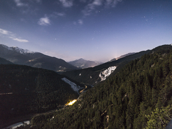 Rheinschlucht in Graubünden, bei Mondlicht