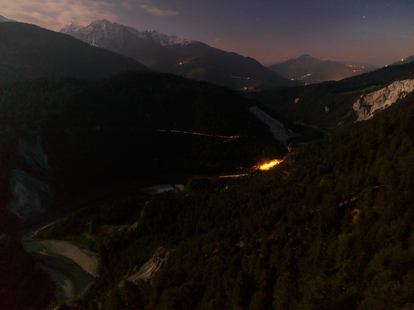 Rheinschlucht in Graubünden, bei Mondlicht