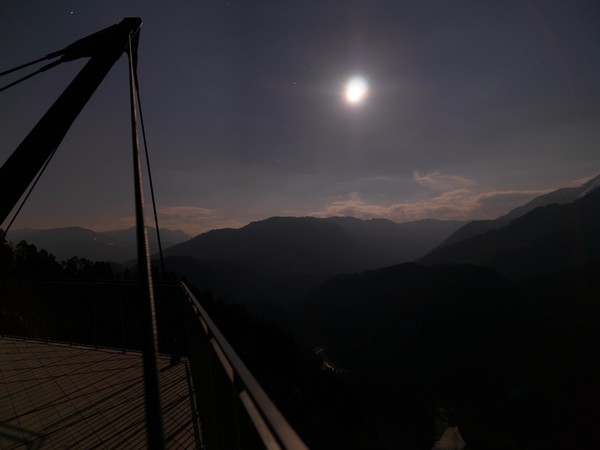 Rheinschlucht in Graubünden im Mondlicht