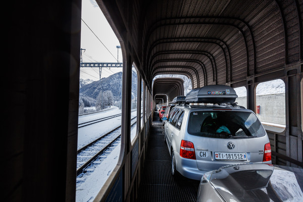 Verladen Autos vor der Einfahrt in den Vereinatunnel bei Sagliains bei Lavin im Unterengadin.