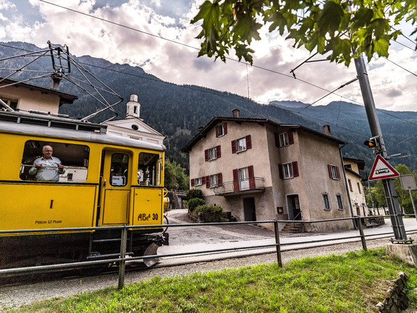 Der Bernina Nostalgie Express bei der Fahrt durch San Antonio bei Poschiavo im Puschlav.