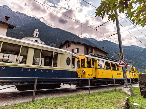 Der Bernina Nostalgie Express bei der Fahrt durch San Antonio bei Poschiavo im Puschlav.