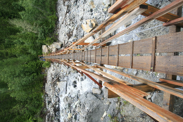 Hängebrücken zwischen Sinestra und Zuort bei Sent im Unterengadin