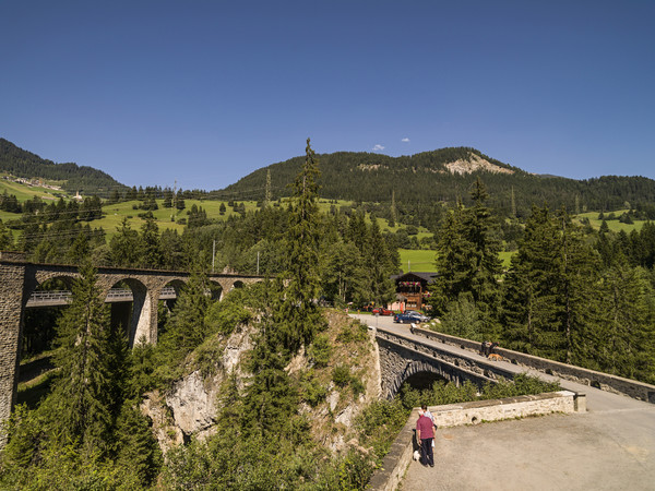 Rhätische Bahn mit Viadukt bei Alvaschein