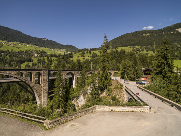 Rhätische Bahn mit Viadukt bei Alvaschein
