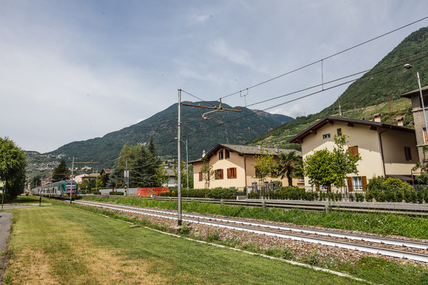 Ein Zug der Linie Tirano?Sondrio vor der Einfahrt in den Bahnhof Sondrio im Veltlin