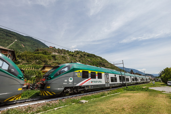 Ein Zug der Linie Tirano?Sondrio vor der Einfahrt in den Bahnhof Sondrio im Veltlin