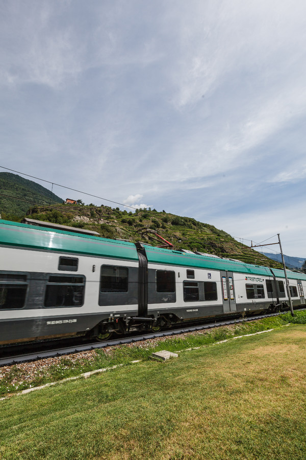 Ein Zug der Linie Tirano?Sondrio vor der Einfahrt in den Bahnhof Sondrio im Veltlin