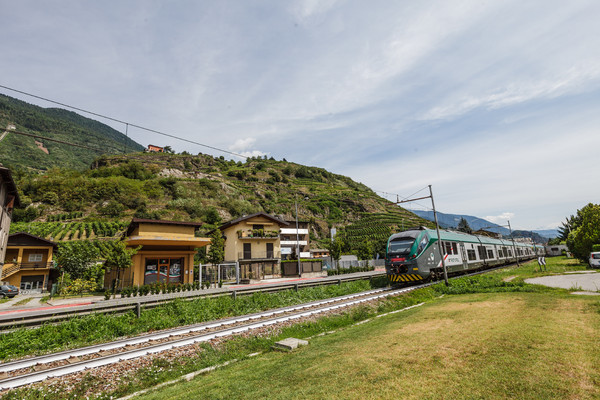 Ein Zug der Linie Tirano?Sondrio vor der Einfahrt in den Bahnhof Sondrio im Veltlin