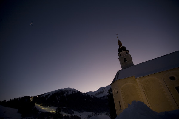 Abendstimmung mit Dorfkirche von Splügen, in Graubünden
