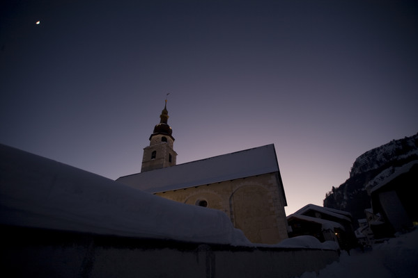 Abendstimmung mit Dorfkirche von Splügen, in Graubünden