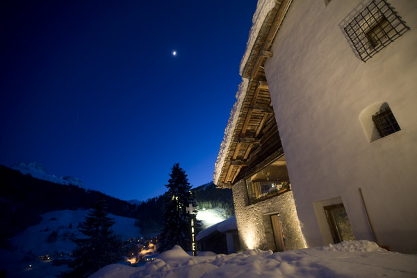 Winterabend beim Hotel Weiss Kreuz in Splügen, Graubünden