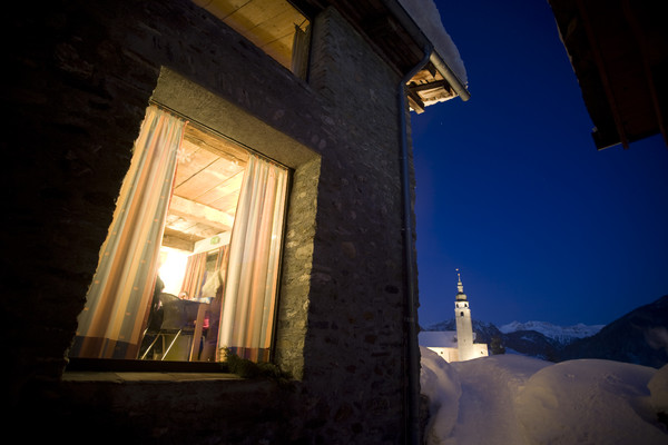 Winterabend beim Hotel Weiss Kreuz in Splügen, Graubünden