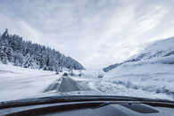 Strassenzustand nach Schneefall in der Umgebung von St.Moritz im Oberengadin, Graubünden
