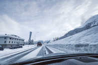 Foto: Strassenzustand nach Schneefall in der Umgebung von St.Moritz im Oberengadin, Graubünden