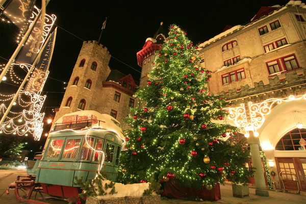 Weihnachtsbaum vor dem Hotel Palace in St.Moritz