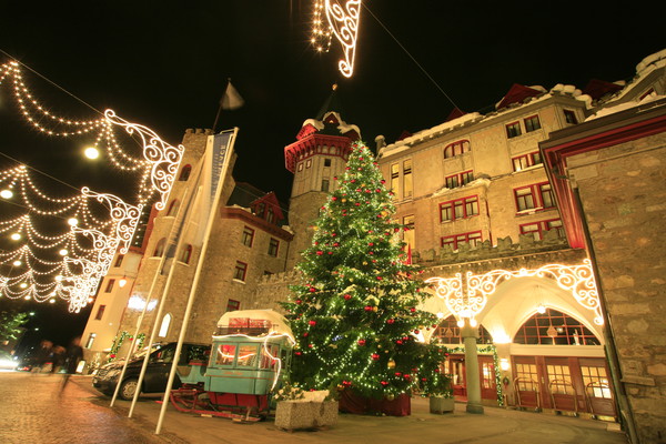 Weihnachtsbaum vor dem Hotel Palace in St.Moritz