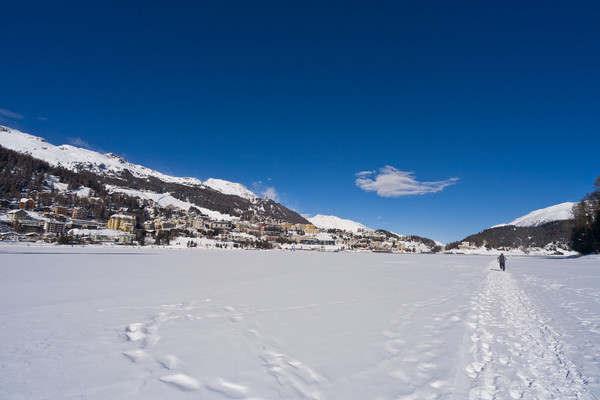 Blick vom See auf St.Moritz Dorf