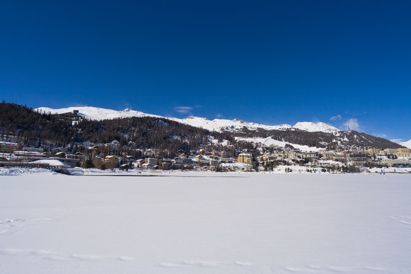 Blick vom See auf St.Moritz Dorf