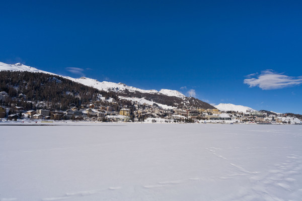 Blick vom See auf St.Moritz Dorf
