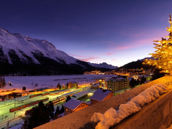 Blick vom Hotel Carlton auf den Bahnhof St. Moritz, in Richtung St. Moritz - Bad