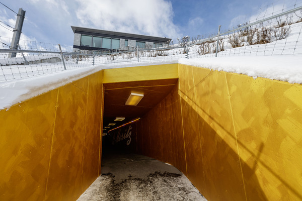 Tunnelzugang zum Parkhaus Serletta in St. Moritz im Oberengadin.
