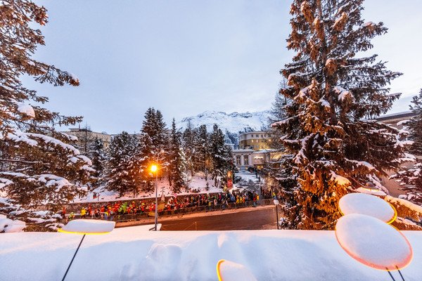 Lichtinstallation beim schiefen Turm von St.Moritz. Im Rahmen der «FIS Alpinen Ski WM St.Moritz 2017» lassen wir wir St.Moritz scheinen und schicken g