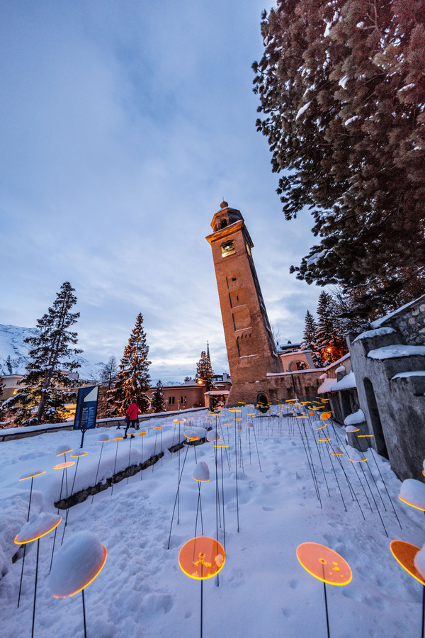 Lichtinstallation beim schiefen Turm von St.Moritz. Im Rahmen der «FIS Alpinen Ski WM St.Moritz 2017» lassen wir wir St.Moritz scheinen und schicken g