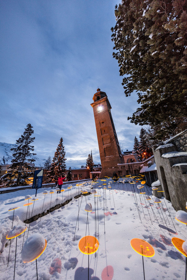 Lichtinstallation beim schiefen Turm von St.Moritz. Im Rahmen der «FIS Alpinen Ski WM St.Moritz 2017» lassen wir wir St.Moritz scheinen und schicken g