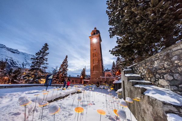 Lichtinstallation beim schiefen Turm von St.Moritz. Im Rahmen der «FIS Alpinen Ski WM St.Moritz 2017» lassen wir wir St.Moritz scheinen und schicken g