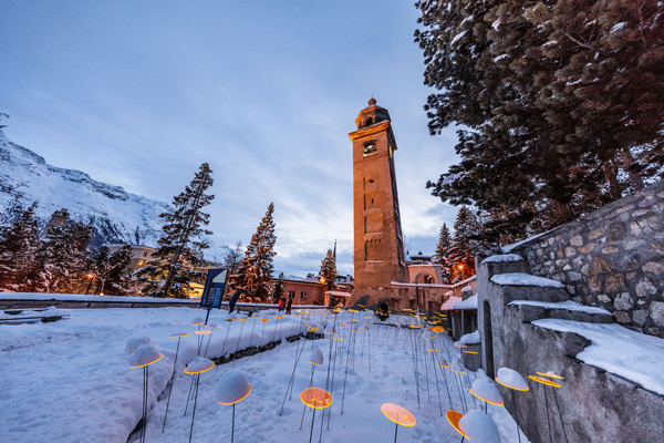 Lichtinstallation beim schiefen Turm von St.Moritz. Im Rahmen der «FIS Alpinen Ski WM St.Moritz 2017» lassen wir wir St.Moritz scheinen und schicken g