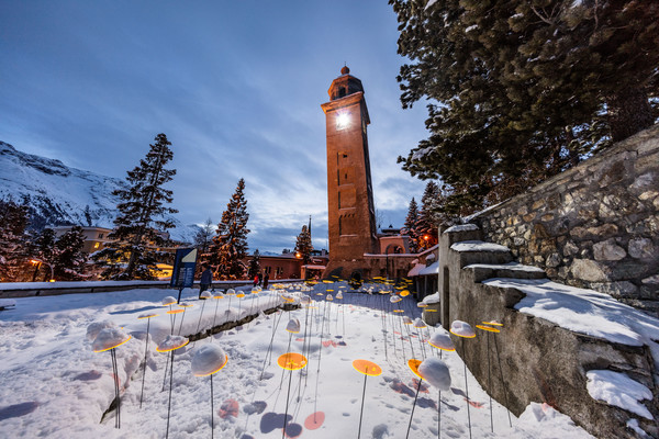 Lichtinstallation beim schiefen Turm von St.Moritz. Im Rahmen der «FIS Alpinen Ski WM St.Moritz 2017» lassen wir wir St.Moritz scheinen und schicken g