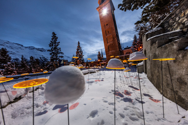 Lichtinstallation beim schiefen Turm von St.Moritz. Im Rahmen der «FIS Alpinen Ski WM St.Moritz 2017» lassen wir wir St.Moritz scheinen und schicken g