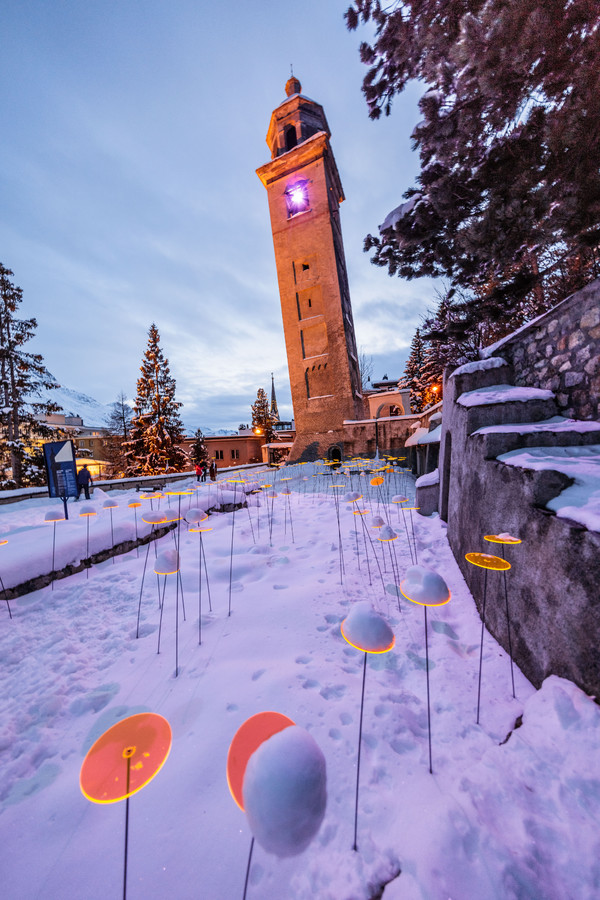 Lichtinstallation beim schiefen Turm von St.Moritz. Im Rahmen der «FIS Alpinen Ski WM St.Moritz 2017» lassen wir wir St.Moritz scheinen und schicken g