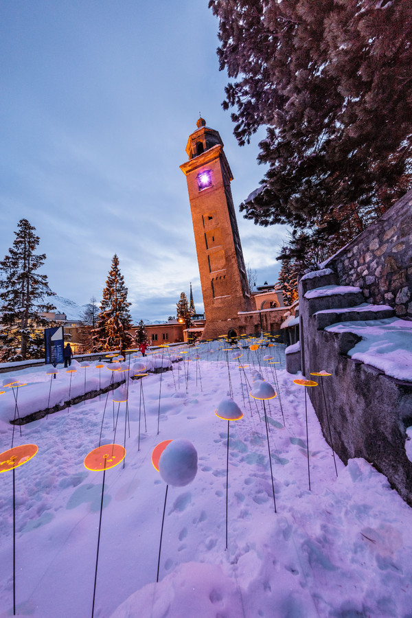 Lichtinstallation beim schiefen Turm von St.Moritz. Im Rahmen der «FIS Alpinen Ski WM St.Moritz 2017» lassen wir wir St.Moritz scheinen und schicken g