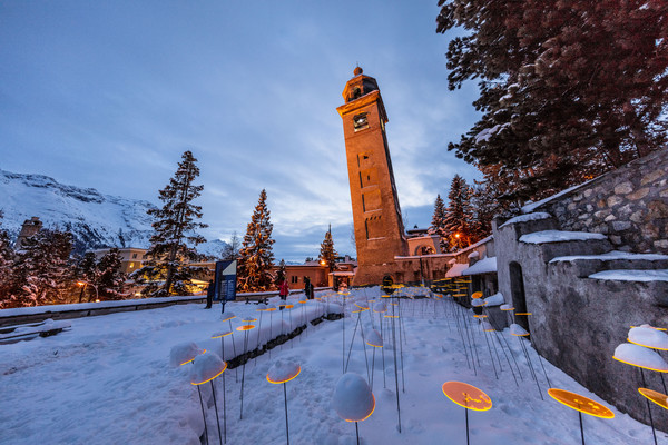 Lichtinstallation beim schiefen Turm von St.Moritz. Im Rahmen der «FIS Alpinen Ski WM St.Moritz 2017» lassen wir wir St.Moritz scheinen und schicken g