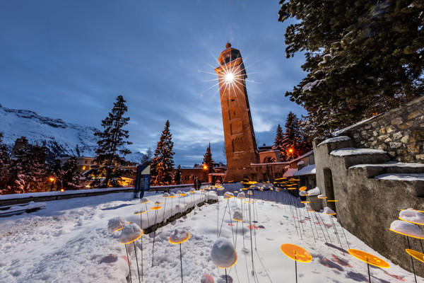 Lichtinstallation beim schiefen Turm von St.Moritz. Im Rahmen der «FIS Alpinen Ski WM St.Moritz 2017» lassen wir wir St.Moritz scheinen und schicken g