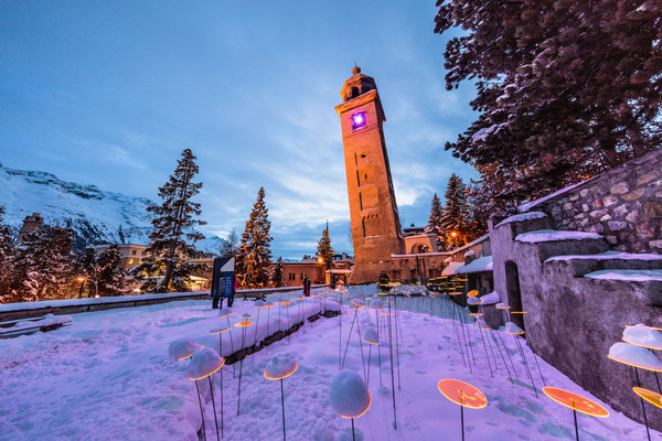 Lichtinstallation beim schiefen Turm von St.Moritz. Im Rahmen der «FIS Alpinen Ski WM St.Moritz 2017» lassen wir wir St.Moritz scheinen und schicken g