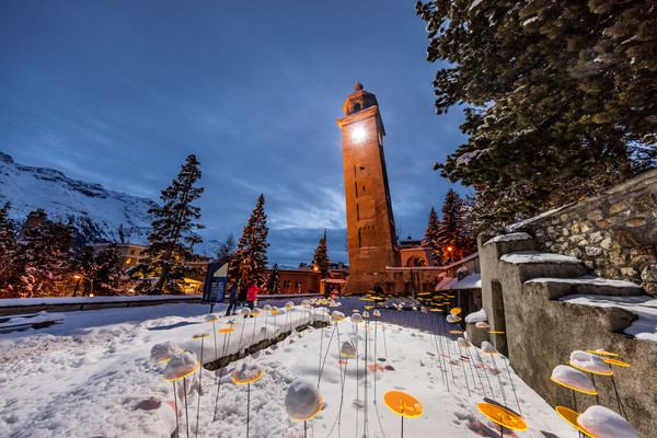 Lichtinstallation beim schiefen Turm von St.Moritz. Im Rahmen der «FIS Alpinen Ski WM St.Moritz 2017» lassen wir wir St.Moritz scheinen und schicken g